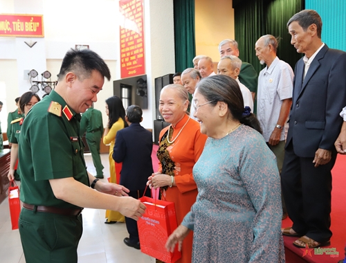 31 đại biểu người có công tỉnh Thừa Thiên Huế thăm Bộ Quốc phòng